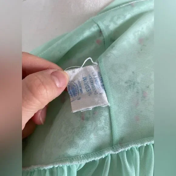 1960s Mint Vanilla Colored Floral Lace Night Gown / Robe - Picture 8 of 9